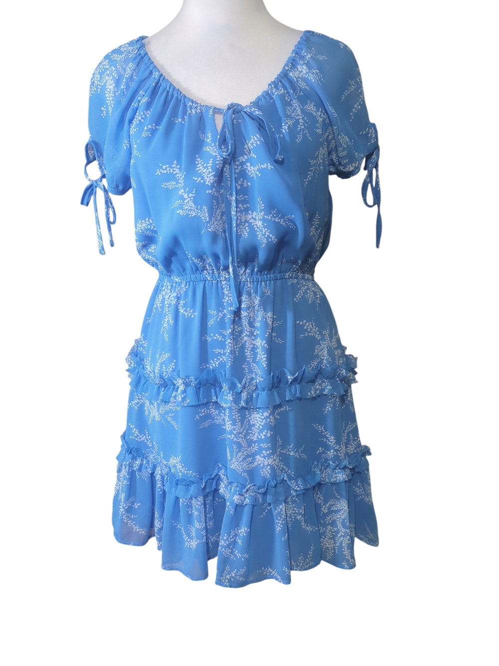 Etiquette Clothiers Blue and White Floral Mini Dress size s